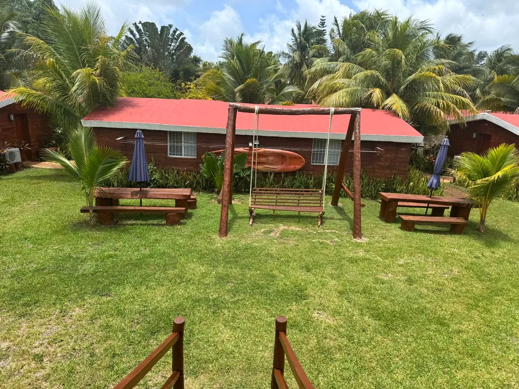 Cabañas de techo coral entre palmeras en Cancún Jungle Camp, Riviera Maya
