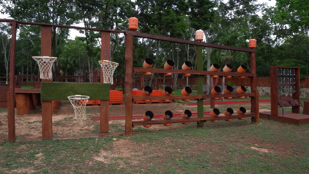 Circuito de 40 juegos de Cancún Jungle Camp con sus estaciones de madera y llantas, en la selva de Puerto Morelos
