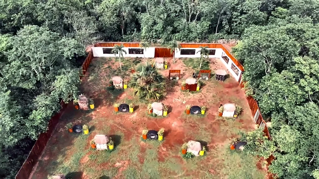 Campo de gotcha de Cancún Jungle Camp visto desde el aire, con parapetos de llanta sobre tierra roja