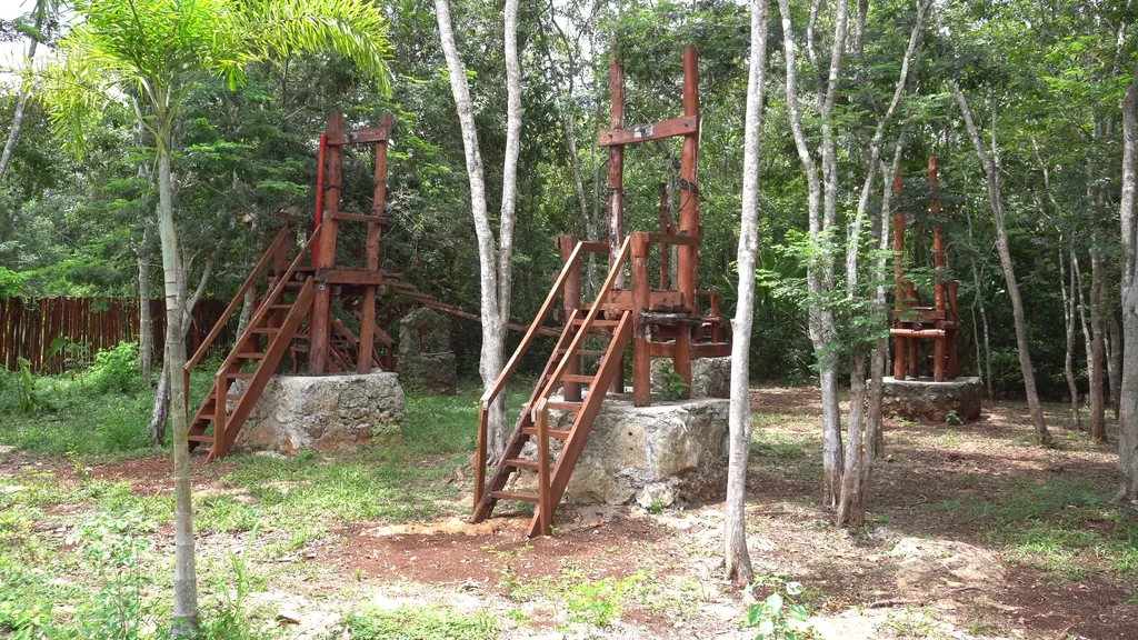 Estructuras de madera de los retos en altura de Cancún Jungle Camp, entre árboles de la selva